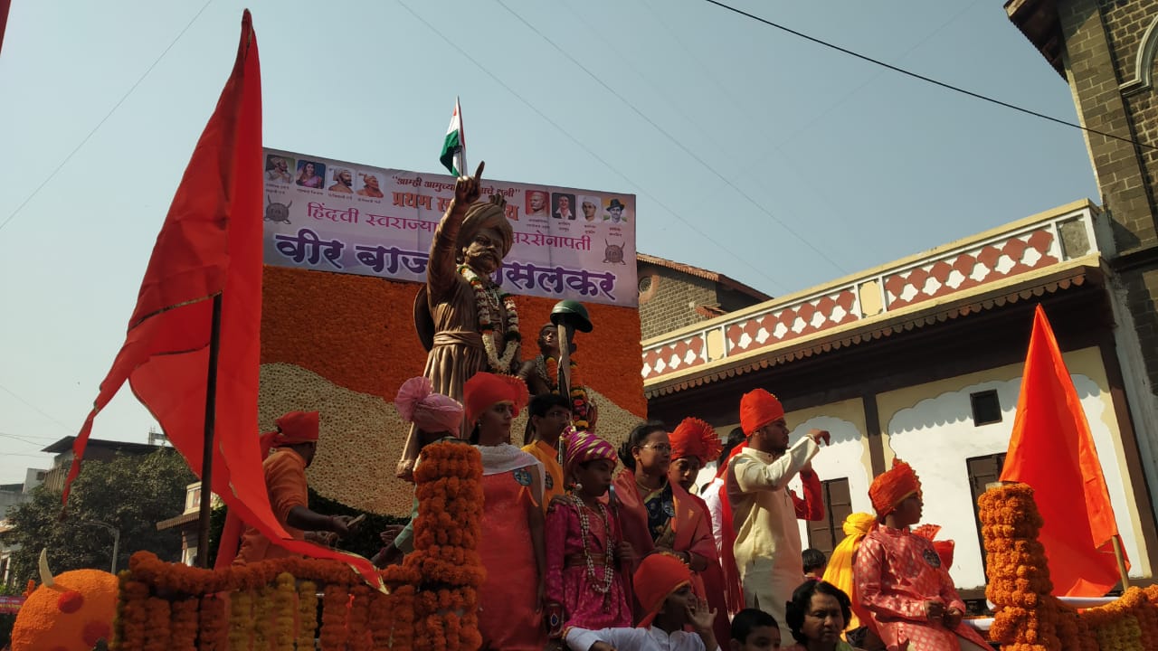 या मिरवणुकीत यंदा देखील विविध सरदारांचे आकर्षक फुलांची आरस केलेले तब्बल ८५ रथ सहभागी झाले होते. (फोटो सौजन्य : सागर कासार)