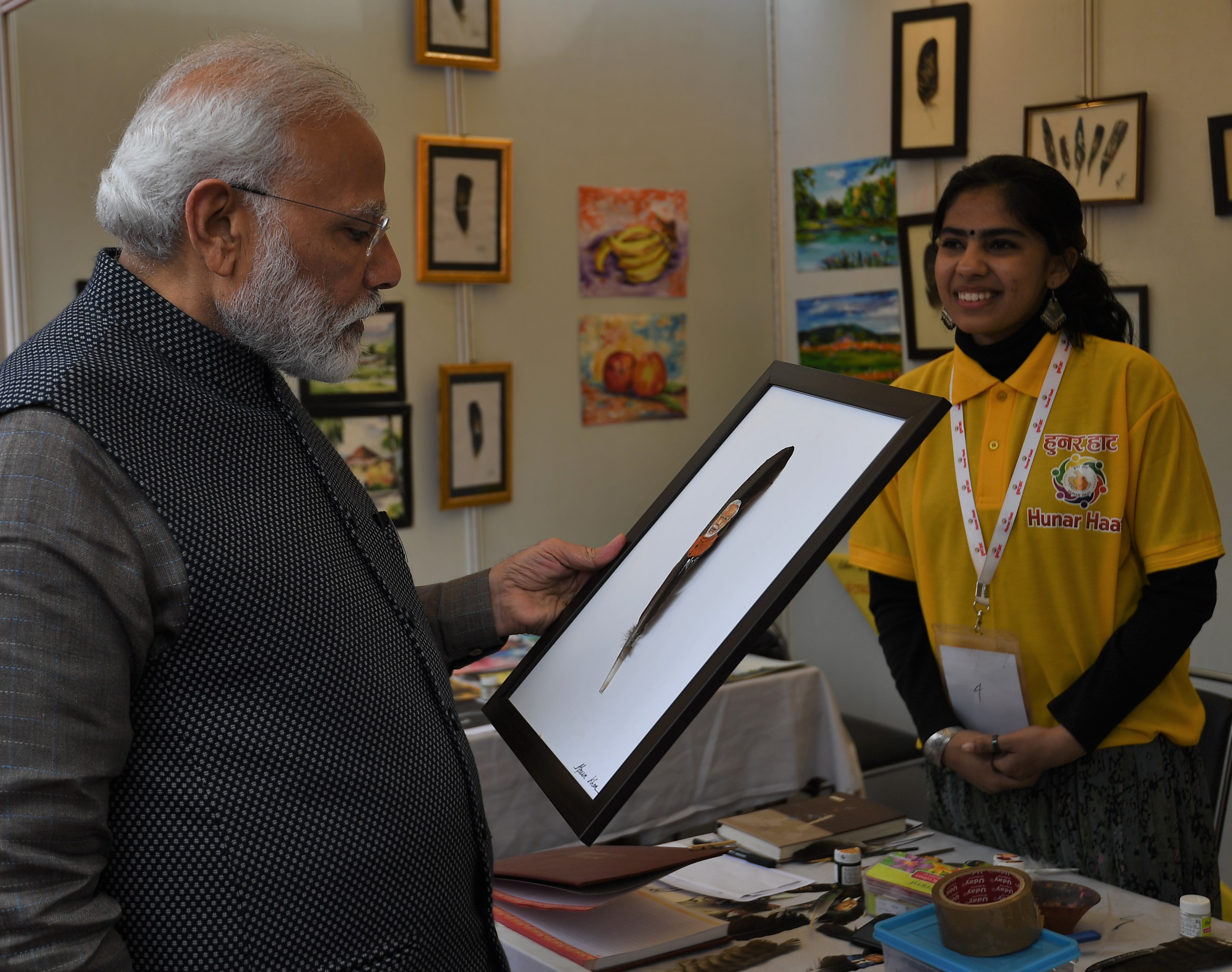 काही कलाकारांनी मोदींना त्यांचे फोटो असणाऱ्या खास कलाकृतीही दाखवल्या.