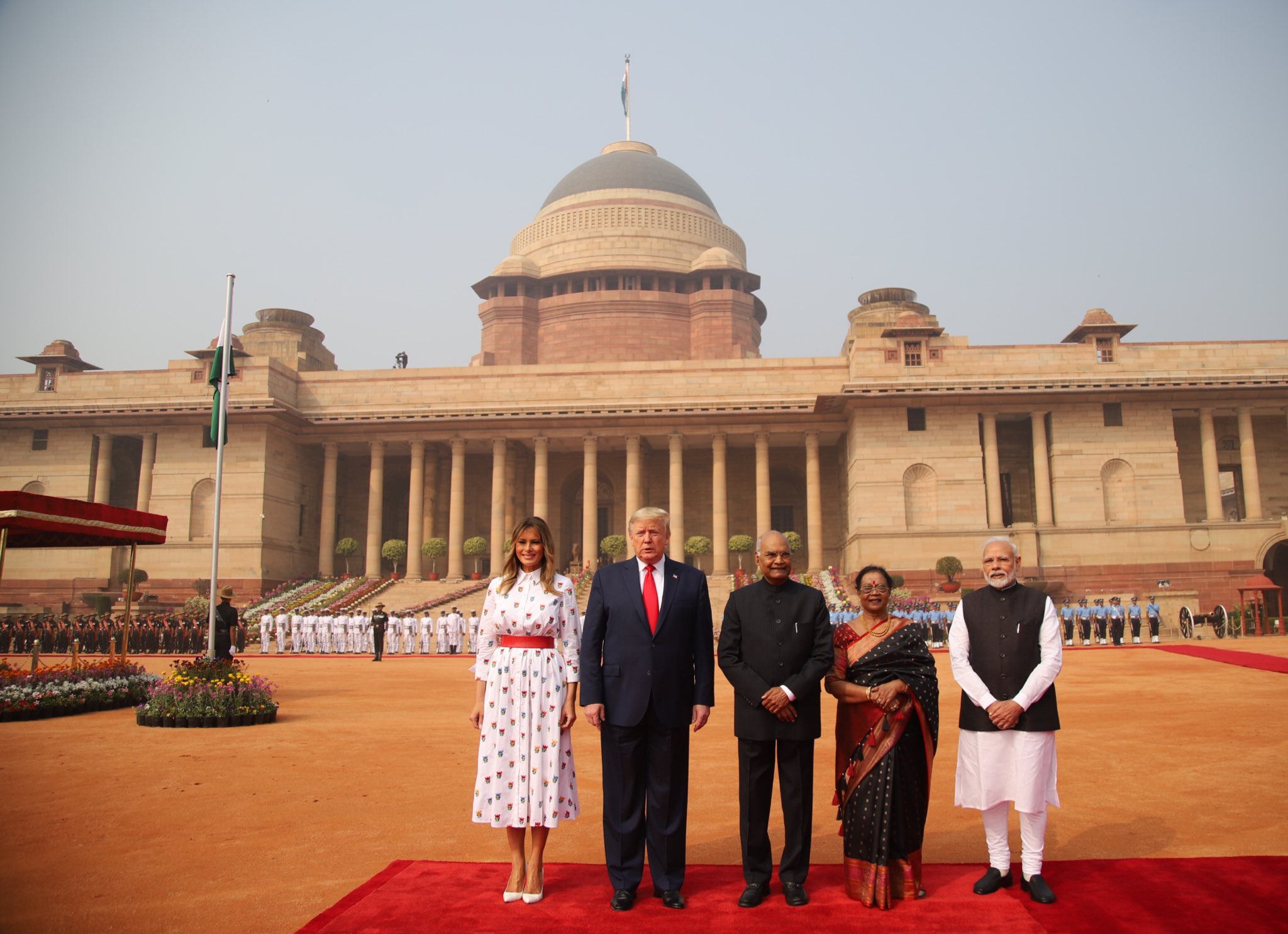 ट्रम्प यांचे स्वागत करण्यासाठी पंतप्रधान नरेंद्र मोदीही राष्ट्रपती भवनामध्ये उपस्थित होते.