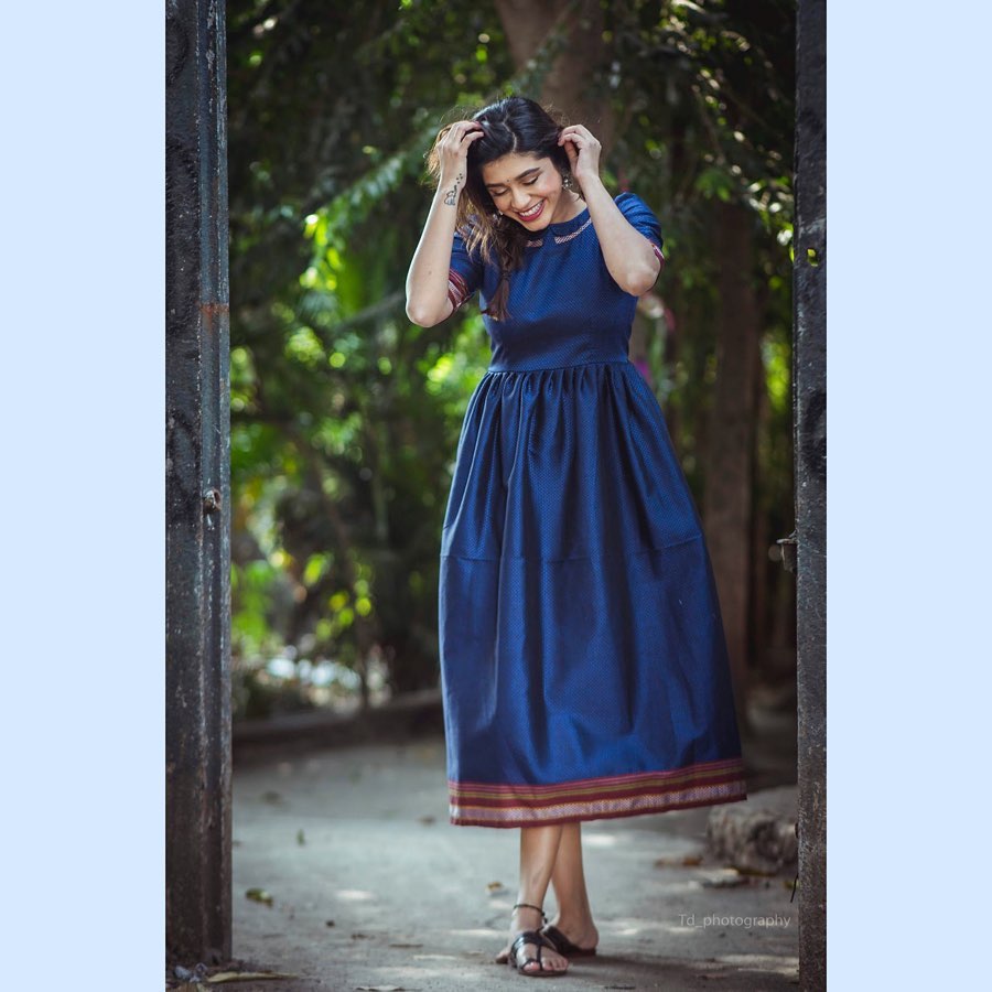 अभिनेत्री संस्कृती बालगुडे हिनं निळ्या रंगाच्या खणापासून डिझाइन केलेला सुंदर ड्रेस परिधान केला होता. (फोटो सौजन्य : संस्कृती बालगुडे / इंस्टाग्राम)