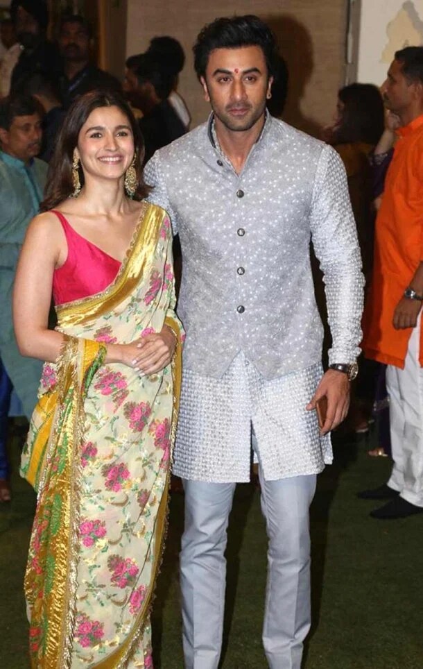 सब्यसाची मुखर्जीने यापूर्वी बॉलिवूड अभिनेत्री अनुष्का शर्मा, दीपिका पादुकोण आणि प्रियंका चोप्रा यांच्या लग्नातील कपडे डिझाइन केले आहेत.