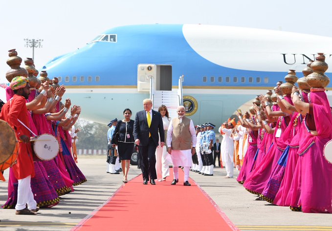 जगातील सर्वात शक्तीशाली देश असणाऱ्या अमेरिकेचे राष्ट्राध्यक्ष डोनाल्ड ट्रम्प हे दोन दिवसाच्या भारतीय दौऱ्यावर आले आहेत. आज (सोमवारी) सकाळी ट्रम्प अहमदाबादमध्ये दाखल झाले. पंतप्रधान नरेंद्र मोदींनी ट्रम्प यांचे स्वागत केलं.
