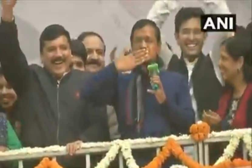 Delhi Assembly Election 2020: पत्नी शेजारी उभी होती…अन् केजरीवाल म्हणाले ‘I Love You’