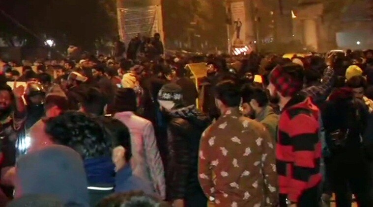 फेसबुकवर याबाबतीत काहींनी शिवीगाळही केली आहे. त्यामुळे अशा माहितीवर विश्वास न ठेवण्याचं आवाहन सरकार आणि पोलिसांकडून वारंवार केलं जात आहे.