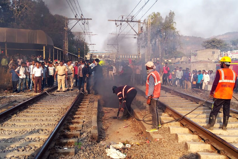 कळवा स्टेशनजवळ आग, मध्य रेल्वेची धीम्या मार्गावरची वाहतूक विस्कळीत