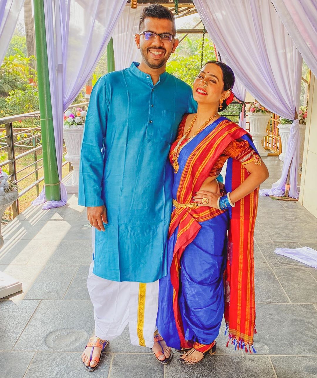 तिचं कौतुक करायचा आणि त्यादरम्यान ते दोघं एकमेकांचे मित्र झाले. तेव्हा मग तोच ऊर्मिलाला बाइकवरून सोडायला लागला. सगळे मित्रमंडळी एकत्र आले की प्रत्येकजण नाटकातले विनोद सांगायचे.