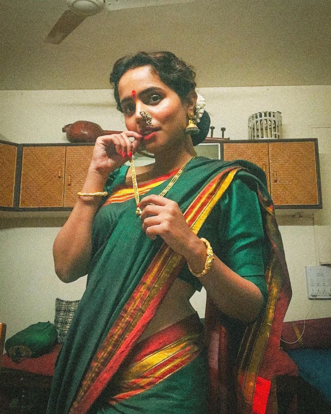 पण सकीर्तचे विनोद ऐकणं ही इतरांसाठी एक पर्वणीच असायची. पण ऊर्मिलाला मात्र त्याचे विनोद कधीच कळायचे नाहीत. विनोद कळाला नाही की तो ऊर्मिलाला विनोदसुद्धा समजावून सांगायचा.