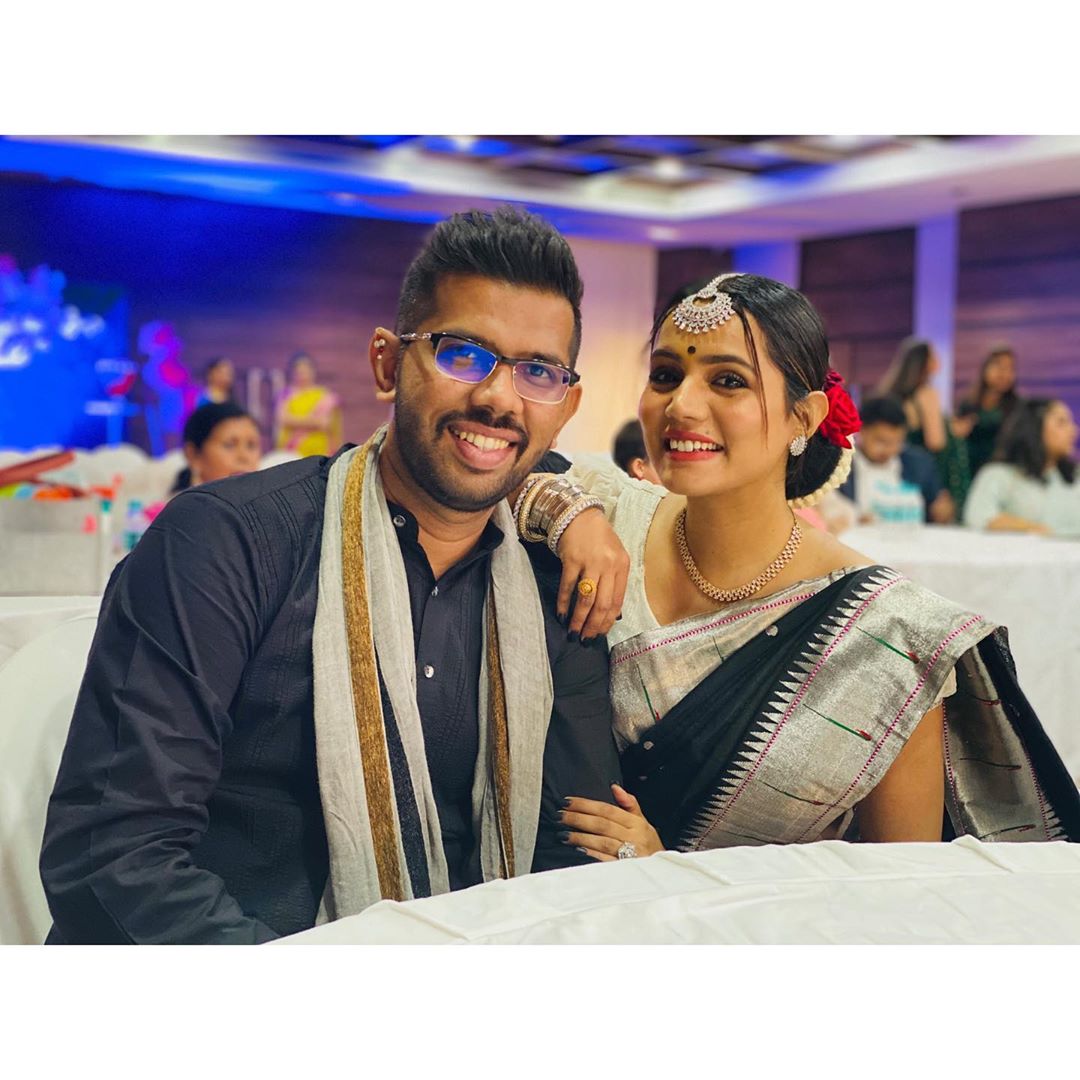 तेव्हाचा तो क्षण आणि त्यानंतर बरोबर ८ वर्षांनी मुहूर्त वगैरे काहीही न बघता त्याच दिवशी ९ फेब्रुवारीला आम्ही लग्न केलं…. सो नाऊ ही इज माय हसबण्ड, असं ऊर्मिला अगदी आनंदानं सांगते.
