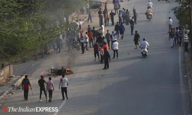 शाहरूख नावाच्या तरुणानं दगडफेकी दरम्यान अंदाधुंद गोळीबार केला. तब्बल सात राऊंड त्यानं फायर केले. या गोळीबारात अनेक जण जखमी झाले. तर चार जणांचा मृत्यू झाला.