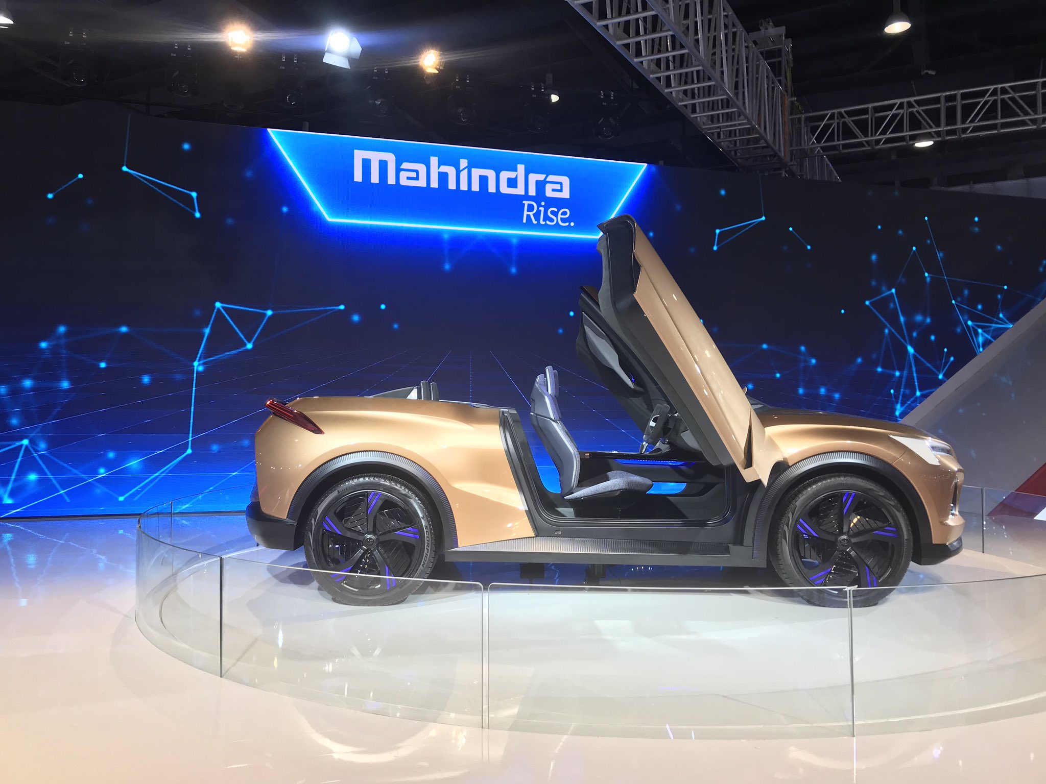 Mahindra and Mahindra कंपनीने पाच फेब्रुवारीपासून ग्रेटर नोएडामध्ये सुरू असलेल्या ऑटो एक्सपो 2020 मध्ये एकाहून एक शानदार गाड्या सादर केल्या आहेत. ((सर्व छायाचित्र सौजन्य - ट्विटर आणि @AEMotorShow))