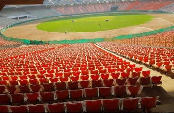 हे स्टेडियम बांधण्यासाठी १० कोटी रुपये खर्च आला असून तेथे सव्वा लाख लोक एकाचवेळी बसू शकतात. ऑस्ट्रेलियातील मेलबर्न क्रिकेट ग्राउंड पेक्षा हे मोठे स्टेडियम आहे.