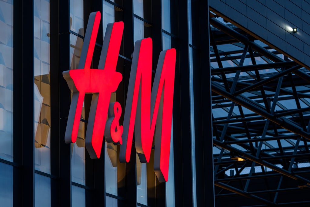 H&M - या प्रसिद्ध कपड्यांच्या कंपनीचे पूर्ण नाव आहे Hennes & Mauritz.