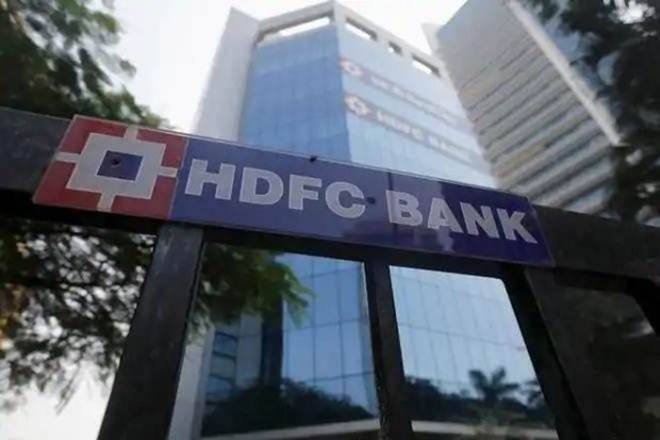 HDFC Bank - १९९४ मध्ये स्थापन झालेली ही बँक सध्याच्या घडीला देशातील सर्वात मोठी खासगी बँक आहे. HDFC या बँकेच्या नावातील अक्षरांचा फूलफॉर्म Housing Development Finance Corporation असा आहे.