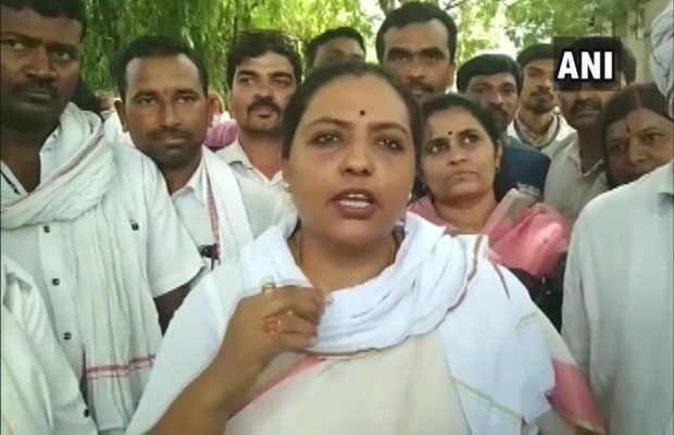 "माझ्यातली आई आज सुन्न, नि:शब्द झालीय... महाराष्ट्राच्या लेकीचा जीवनाशी संघर्ष संपला. आपण या ‘हिंसक-पुरुषी’ मानसिकतेशी संघर्ष सुरू करूया," असं आवाहन राज्याच्या मंत्री यशोमती ठाकूर यांनी केलं आहे.