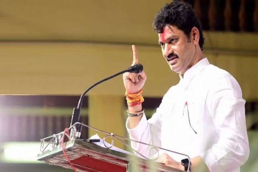 हिंगणघाट जळतकांडातील पीडितेची मृत्यूशी झुंज अपयशी ठरली हे अत्यंत दुर्दैवी आहे. क्रूरतेला महाराष्ट्रात थारा नाही हे लक्षात ठेवावे. पीडितेला लवकरात लवकर न्याय मिळावा यासाठी सरकार कटिबद्ध आहे. या पुरोगामी महाराष्ट्रात समाज म्हणून आपण कुठे चाललो आहोत याचा गांभीर्याने विचार करायला हवा," असा उद्विग्न सवाल राज्याचे सामाजिक न्याय मंत्री धनंजय मुंडे यांनी केला आहे.