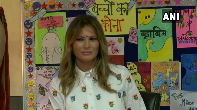 सुंदर सजावट केलेल्या वर्गाची त्या पाहणी करत होत्या.