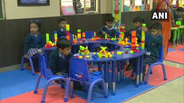 विद्यार्थी खेळातून कसं शिकतात हे मेलेनिया यांनी पाहिलं.