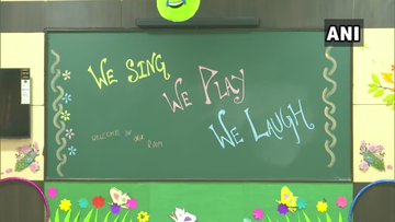 मेलेनिया यांच्या स्वागतासाठी फळ्यावर संदेश लिहिण्यात आला होता.