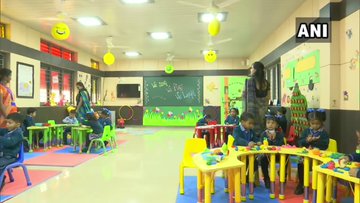 मेलिनिया येणार म्हणून शाळेसह वर्गखोल्यांची सुंदर सजावट केली गेली होती.