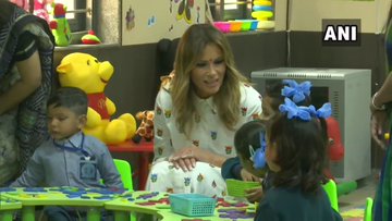 मेलेनिया यांनी देखील कुतुहलाने विद्यार्थ्यांचे निरीक्षण केलं.