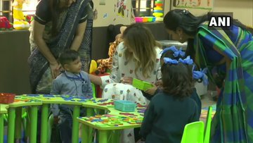 यावेळी त्यांनी मुलांशी संवाद देखील साधण्याचा प्रयत्न केला.