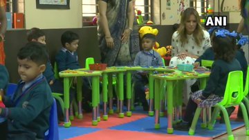 मुलांच्या बरोबरीने त्यांनी खेळाची मजा घेतली.