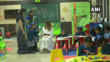 विद्यार्थ्यांशी संवाद साधण्यात मेलेनिया यांनी शिक्षिकांनी मदत केली.