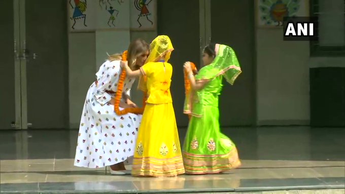 पारंपारिक वेशभुषेतील मुलींनी मेलेनिया यांचे पुष्पहार घालुन स्वागत केलं.