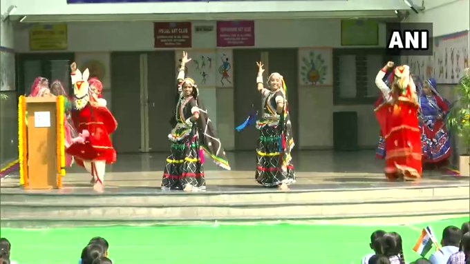 शाळेतील विद्यार्थीनींनी मेलेनिया यांच्यासमोर बहारदार नृत्य सादर केलं.
