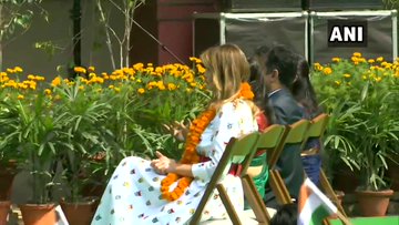 हे नृत्य पाहताना मेलेनिया रमल्याचे दिसून आलं.