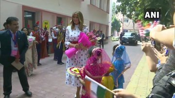 विद्यार्थीनींनी त्यांचे औक्षण करून स्वागत केले.