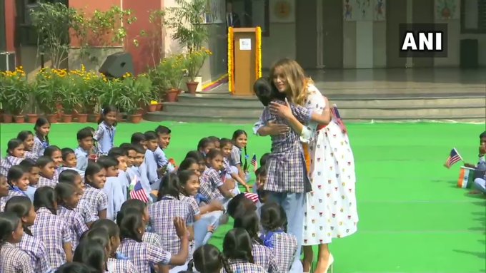 विशेष म्हणजे मेलेनिया यांनी एका विद्यार्थीनीस आनंदाने मिठी मारून आपल्या भावना व्यक्त केल्या.