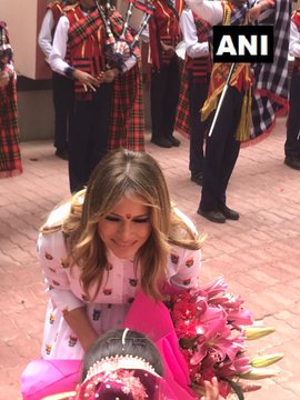 यावेळी त्यांना पारंपारिक पद्धतीने गंध देखील लावण्यात आला.