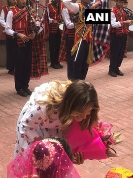 तसेच, सुंदर पुष्पगुच्छ देण्यात आला. या स्वागतामुळे त्या अधिकच आनंदी झाल्या.