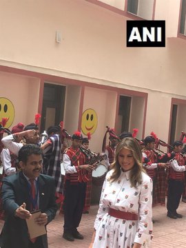 विद्यार्थ्यांकडून करण्यात आलेल्या स्वागताने त्या भारावून गेल्या होत्या.