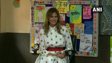 वर्गातील विद्यार्थी पाहून त्या अतिशय आनंदी दिसत होत्या.