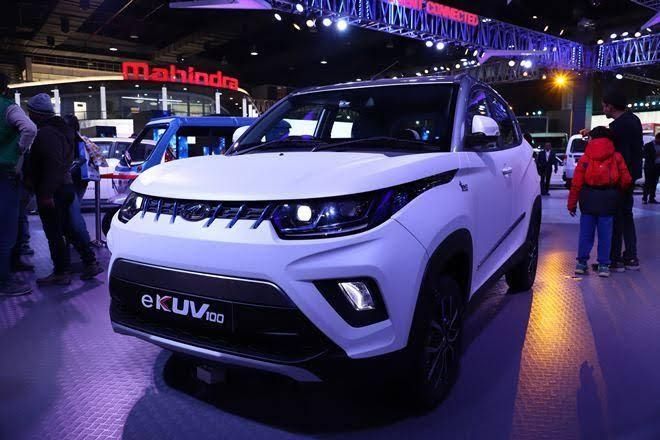 Auto Expo 2020 च्या पहिल्याच दिवशी महिंद्राने भारतातील सर्वात स्वस्त इलेक्ट्रिक कार महिंद्रा eKUV100 लाँच केली आहे.