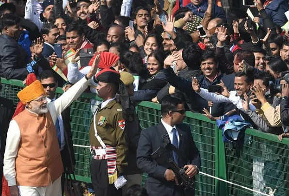 ६९ व्या प्रजासत्ताकदिनी सुद्धा राजपथावर नागरिकांना भेटण्यासाठी पंतप्रधान मोदींनी सुरक्षा प्रोटोकॉल मोडला होता.