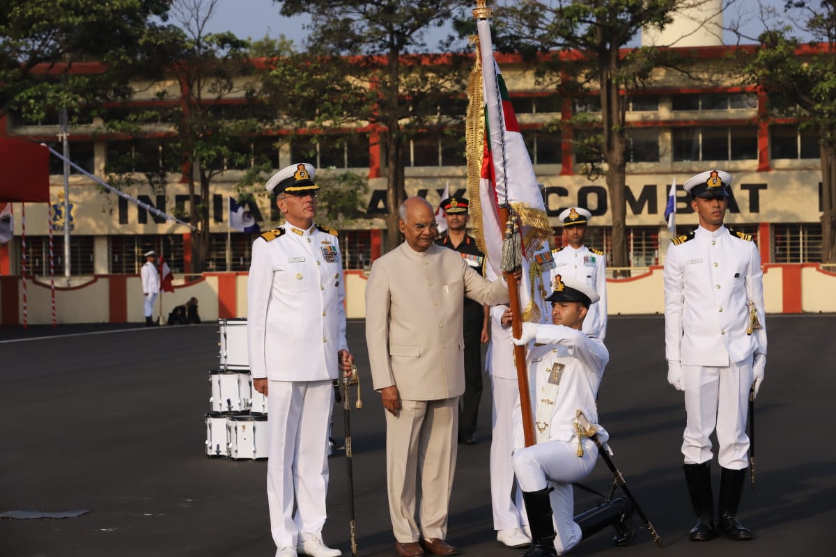 भारताचे राष्ट्रपती आणि तिन्ही सैन्य दलाचे सुप्रीम कमांडर रामनाथ कोविंद यांनी लोणावळयात आयएनएस शिवाजी या भारतीय नौदलाच्या तळाला राष्ट्रपतीच्या रंगाने सम्मानित केले. (सर्व फोटो सौजन्य - पवन खेंग्रे)