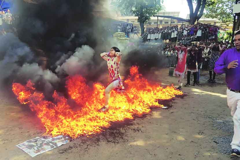 डहाणू तालुक्यातील चिंचले आणि धुंदलवाडी आश्रमशाळांतील विद्यार्थ्यांना आगीवरून उडय़ा मारण्याचे प्रशिक्षण देण्यात आले.