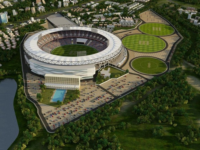 अहमदाबादमध्ये जगातील सर्वात मोठे क्रिकेट स्टेडियम साकारण्याचे पंतप्रधान नरेंद्र मोदी यांचे स्वप्न होते. त्यानुसार हे स्टेडियम तयार करण्यात आलं आहे.