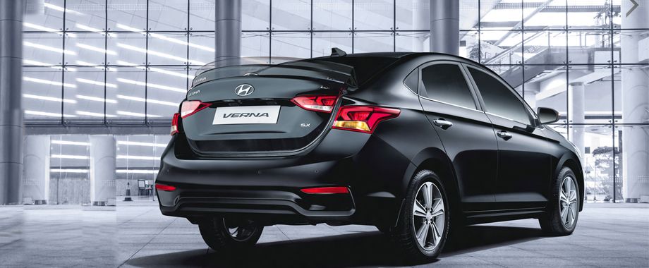 Hyundai Verna - या लोकप्रिय कारवर कंपनीकडून तब्बल 80 हजार रुपये डिस्काउंटची ऑफर आहे. यात 50 हजार रुपये कॅश डिस्काउंट मिळेल. तर, 30 हजार रुपये एक्सचेंज डिस्काउंट मिळेल. म्हणजेच एकूण 80 हजार रुपयांची बचत होऊ शकते.