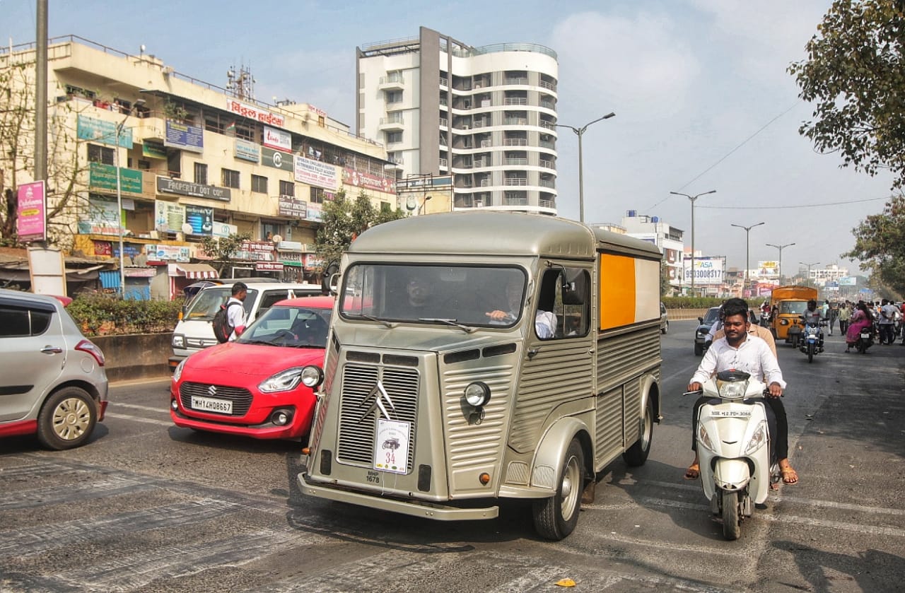 या कारसोबत सेल्फी घेण्याचा मोह अनेकांना आवरला नाही. 
