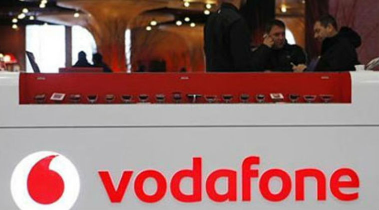 Vodafone च्या ग्राहकांसाठी कंपनीने एक भन्नाट ऑफर आणली आहे. बिल पेमेंट्स केल्यास कंपनीकडून ग्राहकांना दोन हजार पाचशे रुपयांपर्यंत कॅशबॅकची ऑफर दिली जात आहे. ही ऑफर प्रीपेड ग्राहकांसाठीही उपलब्ध आहे. पुढच्या दहा स्टेप्समध्ये जाणून घेऊया काय आहे ऑफर आणि कसा मिळवाल लाभ -