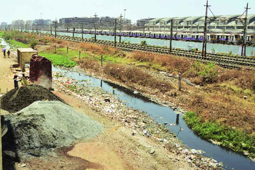 विरारच्या संतनगर येथील नाल्यावर अतिक्रमण करण्यात येत आहे. या नाल्यात कचराही टाकला जात आहे. त्यामुळे नाला अरुदं झाला आहे.