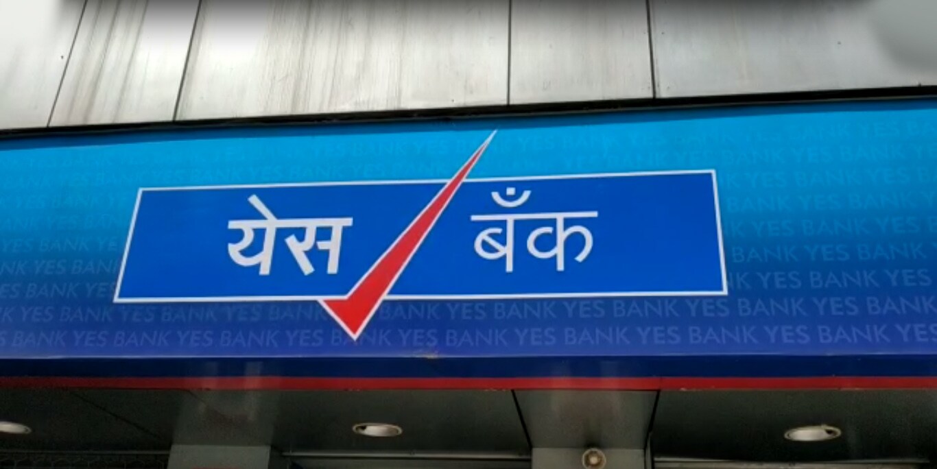 खासगी क्षेत्रातील नावाजलेल्या 'येस बँके'वर गुरूवारी रिझर्व्ह बँकेकडून अचानक निर्बंध लागू करण्यात आले आहेत. (सर्व फोटो सौजन्य - एक्स्प्रेस फोटो / पवन खेंगरे, पुणे)
