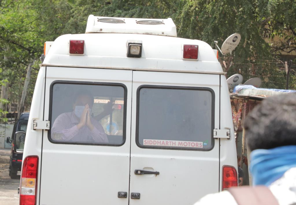 महाराष्ट्रात करोनाग्रस्त म्हणून नोंद झालेल्या पहिल्या दोन रुग्णांना डिस्चार्ज मिळाला आहे. (सर्व छायाचित्र- अरुल हॉरिझॉन)