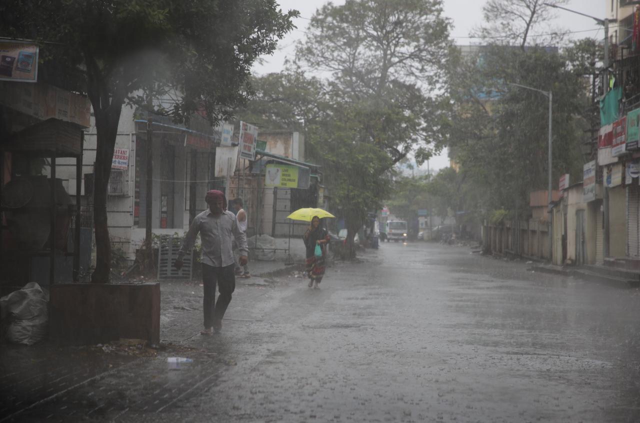 मात्र, दुपारी अचानक वातावरणात बदल होऊन दुपारी २ वाजण्याच्या सुमारास विजांच्या कडकडाटासह शहरातील काही भागात पावसाने जोरदार हजेरी लावली. ( सर्व छायाचित्र : आशिष काळे )