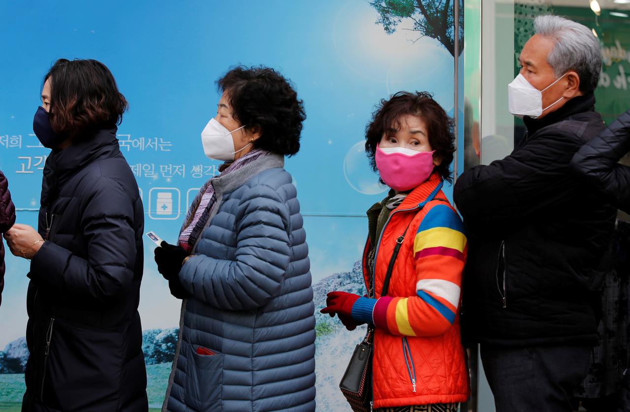 या उलट दक्षिण कोरियाने दिवसाला १० हजारहून अधिक जणांच्या चाचण्या घेत करोनाला फैलाव रोखण्यात काही प्रमाणात यश मिळवलं. (Photo - Reuters)