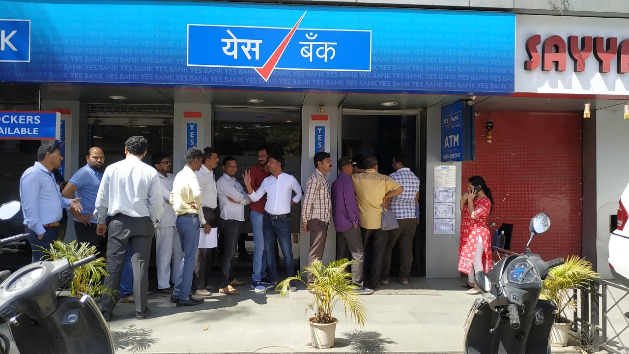 "होळीचा सण जवळ येतोय. आम्ही अडचणीत आहोत, पण ATM मध्ये पैसेच नाहीत” असेही खातेदारा सांगिताना दिसत आहेत.